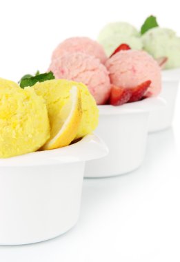 beyaz izole kase lezzetli dondurma kaşık toz