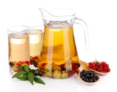 sürahi ve bardak beyaz izole yaz meyveleri ile Komposto