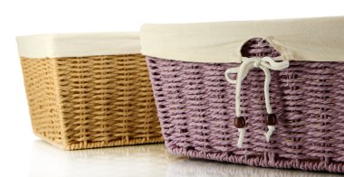 beyaz izole iki boş renkli hasır sepet