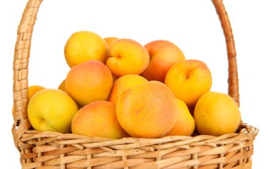 verse natuurlijke abrikoos in rieten mand geïsoleerd op wit