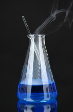 siyah arka plan üzerine laboratuvar deney