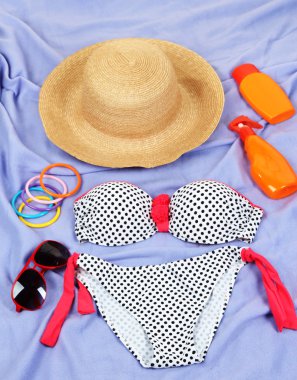 Mor zemin üzerinde mayo ve plaj öğeler