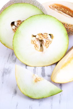 ahşap masa yakın çekim üzerinde olgunlaşmış kavun