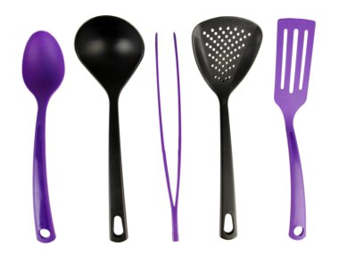 Plastik mutfak eşyaları üzerinde beyaz izole