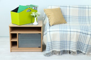 dergi ve başucundaki odasında yeşil kutusundaki klasörler