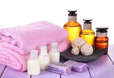 beyaz zemin üzerine ahşap masa güzel spa ayarı