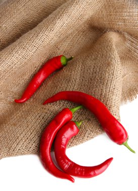 üstünde çul, üzerinde beyaz izole kırmızı biber biber