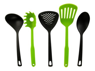 Plastik mutfak eşyaları üzerinde beyaz izole