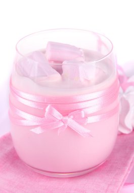 Marshmallow, üzerinde beyaz izole lezzetli yoğurt