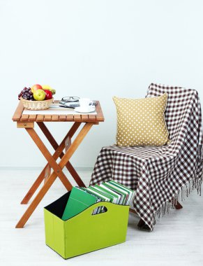 dergi ve klasörleri odasındaki masada yeşil kutunun içinde