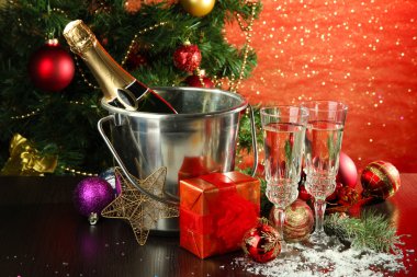 Yılbaşı süsleri ve parlak zemin üzerine iki şampanya bardağı kompozisyonu