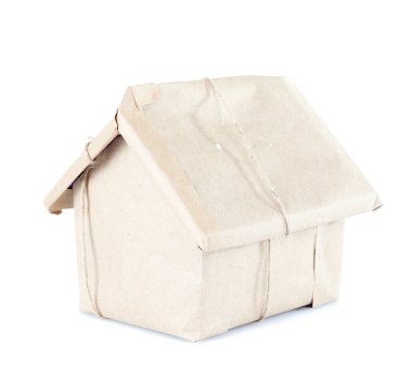 Evin üzerinde beyaz izole kahverengi kraft kağıt sarılı