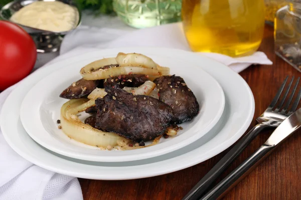 Fried chicken livers on plate on wooden table close-up — Stock Photo, Image