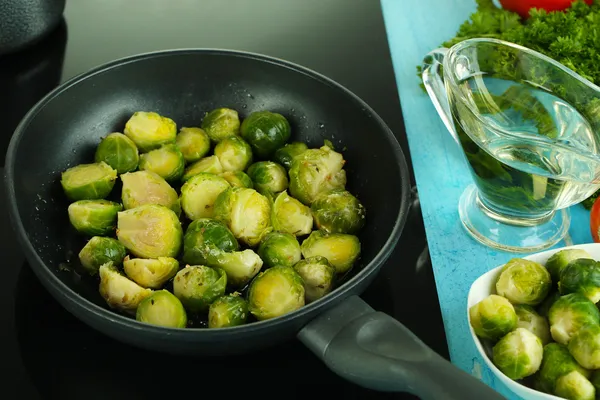 Verse spruiten in pan over koken oppervlak close-up — Stockfoto