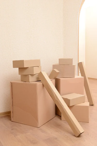 Stanza vuota con pila di cartoni: concetto di casa mobile — Foto Stock