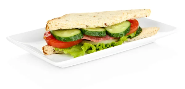 Смачний бутерброд з салямі ковбасою та овочами на білій тарілці, ізольовані на білому — стокове фото