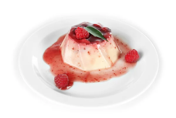 Panna Cotta con salsa de frambuesa, aislado en blanco — Foto de Stock