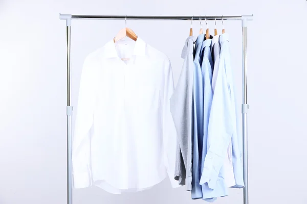 Büro-Männerkleidung auf Kleiderbügeln, auf grauem Hintergrund — Stockfoto