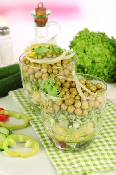 Salada saborosa com legumes frescos na mesa de madeira — Fotografia de Stock