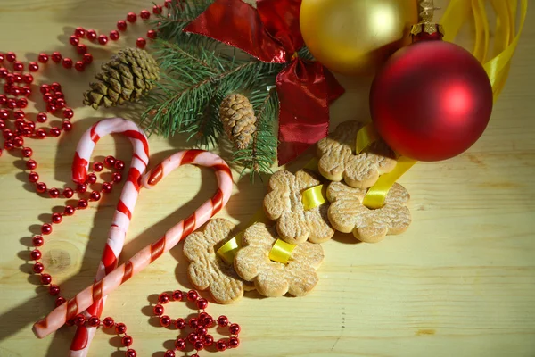 与木桌子上圣诞装饰上丝带 cookie — 图库照片