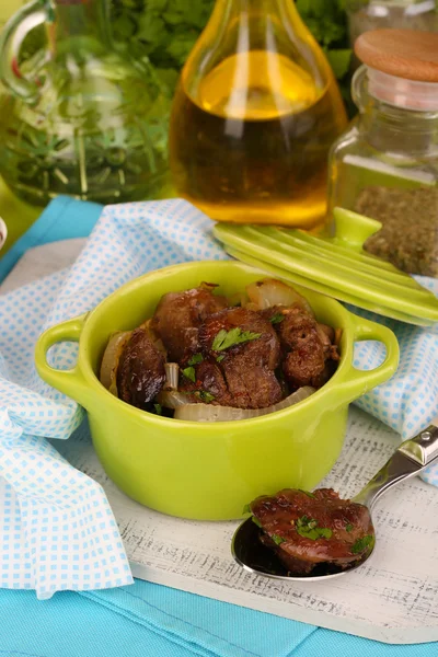 Fried chicken livers in pan on wooden table close-up — Stock Photo, Image