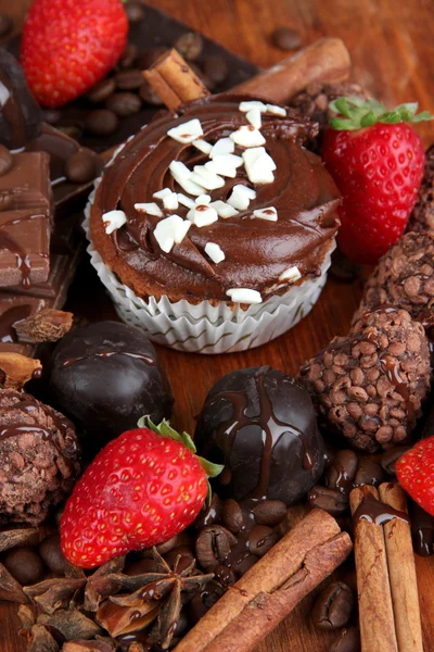 Sabroso cupcake con diferentes dulces de cerca — Foto de Stock