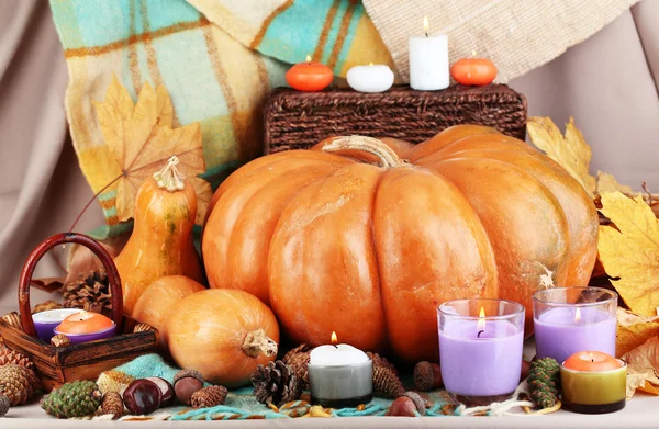 Herfst Stilleven met pumpkins op stof achtergrond — Stockfoto