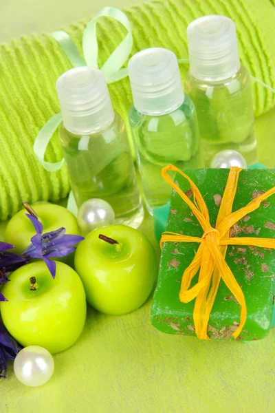 木製の緑の背景に手作り石鹸と香りのキャンドル — ストック写真