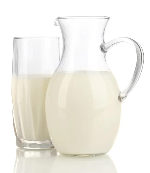 Melk in kruik en glas geïsoleerd op wit — Stockfoto