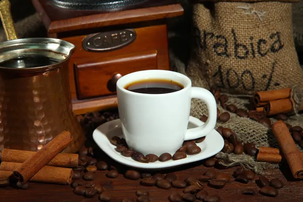 Металлический тюрк и кофейная чашка крупным планом — стоковое фото