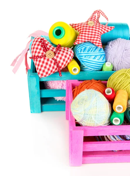 Cajas de madera con rosca y accesorios de costura aislados en blanco —  Fotos de Stock