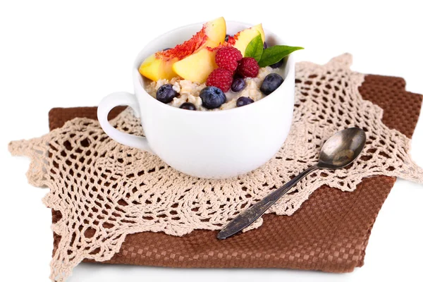 Harina de avena en taza con bayas en servilletas aisladas en blanco — Foto de Stock