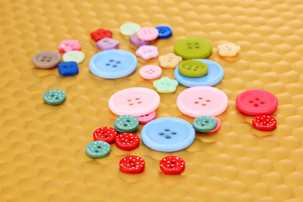 Renkli düğmeler parlak zemin üzerine yakın çekim — Stok fotoğraf
