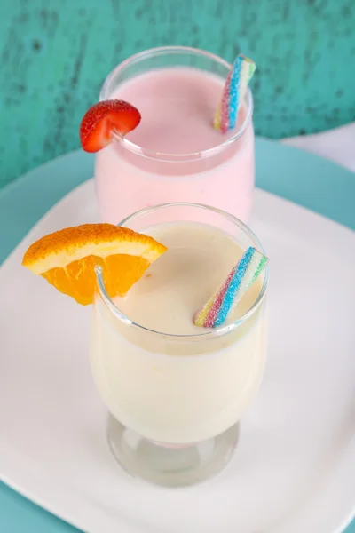 Portakal ve üzerinde ahşap masa close-up çilekleri ile lezzetli süt sallar — Stok fotoğraf