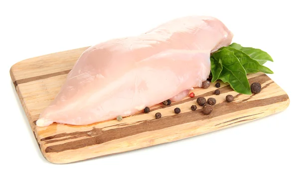 Filetes de frango crus em tábua de madeira, isolados sobre branco — Fotografia de Stock