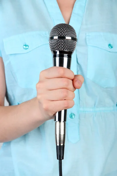 Vrouw met microfoon close-up achtergrond — Stockfoto