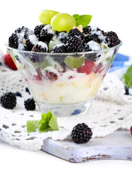 Obstsalat in Glasschale, isoliert auf weiß — Stockfoto