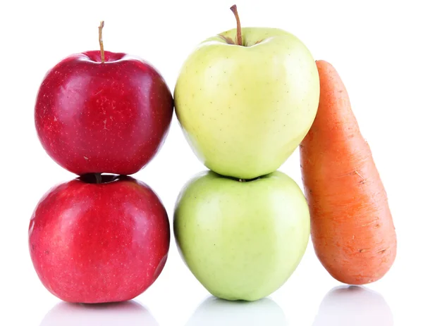 Słodkie jabłka i marchew na białym tle — Zdjęcie stockowe
