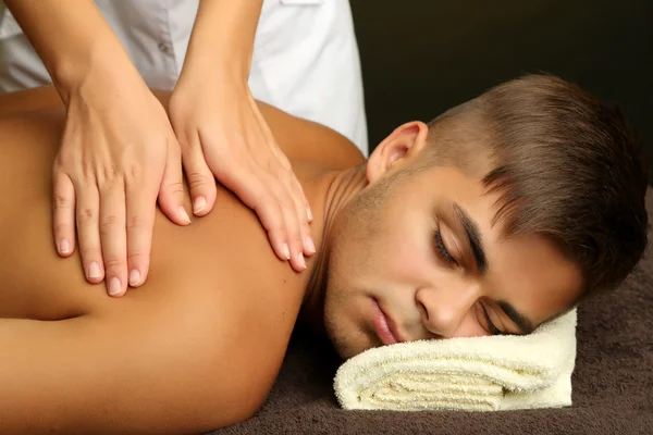 Молодой человек с массажем спины вблизи — стоковое фото