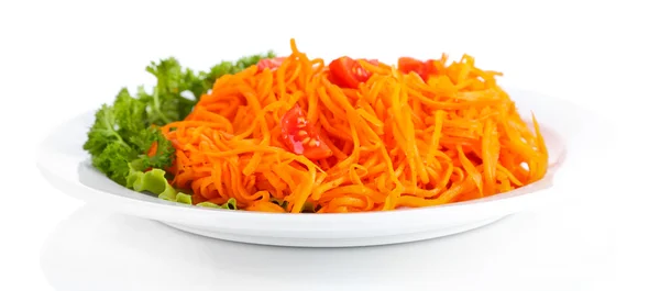 Морковный салат на тарелке изолирован на белом — стоковое фото