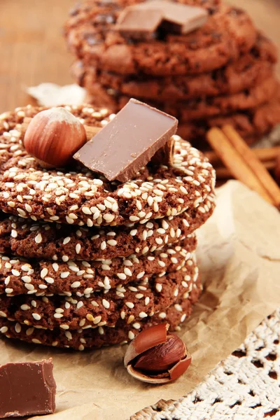 Zelfgemaakte koekjes met sesamzaad, chocolade, op servet, op houten achtergrond — Stockfoto