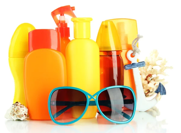 Bottiglie con crema abbronzante e occhiali da sole isolati su bianco — Foto Stock
