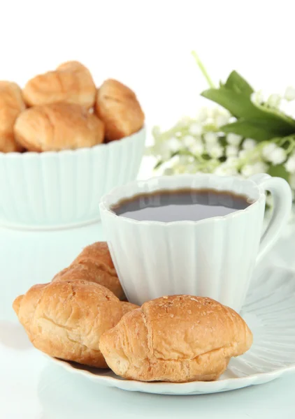 Lezzetli croissants ve kahve üzerine beyaz izole — Stok fotoğraf