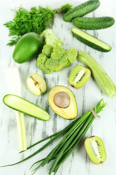 Verduras verdes frescas, sobre fondo de madera —  Fotos de Stock