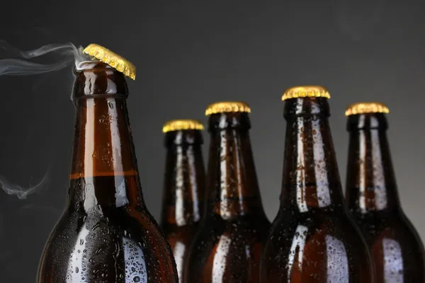 Horní části otevřené mokré pivní láhev na tmavém pozadí — Stock fotografie