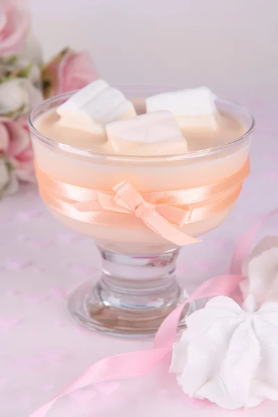Lezzetli yoğurt ile marshmallow, yakın çekim — Stok fotoğraf