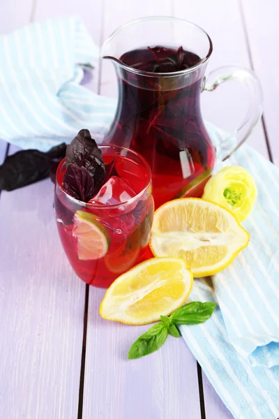 Limonada de albahaca roja en jarra y vidrio, sobre fondo de madera —  Fotos de Stock