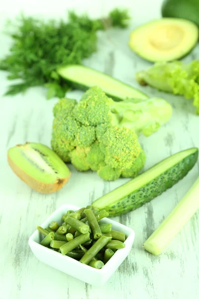 木製の背景に、新鮮な緑の野菜 — ストック写真