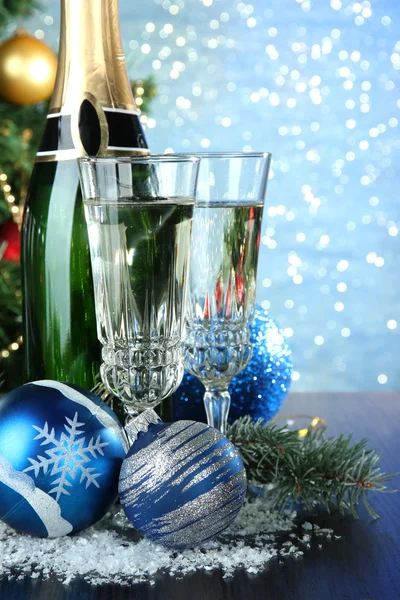 Композиція з різдвяними прикрасами та двома келихами шампанського на яскравому фоні — стокове фото