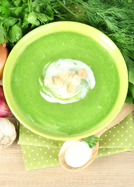 Tasty spinach soup, on wooden table — Stock Photo, Image
